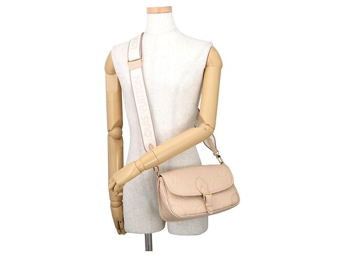 Borsa a tracolla Diane Monogram Empreinte Louis Vuitton Beige - vista 4