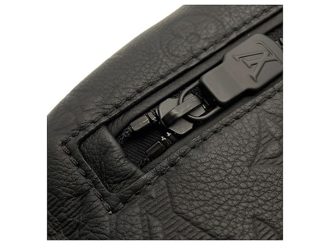 Louis Vuitton Monogram Shadow Discovery Bumbag PM Nero - vista 11