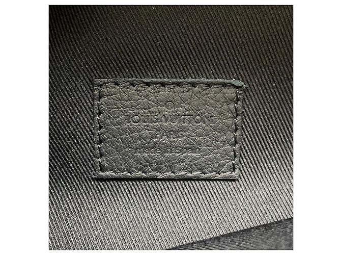 Louis Vuitton Monogram Shadow Discovery Bumbag PM Nero - vista 14