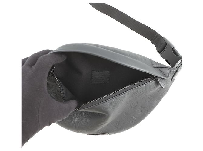 Louis Vuitton Monogram Shadow Discovery Bumbag PM Nero - vista 6