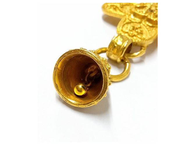 Broche Chanel 94A Vintage Bell Cross Motif Dourado - vista 4