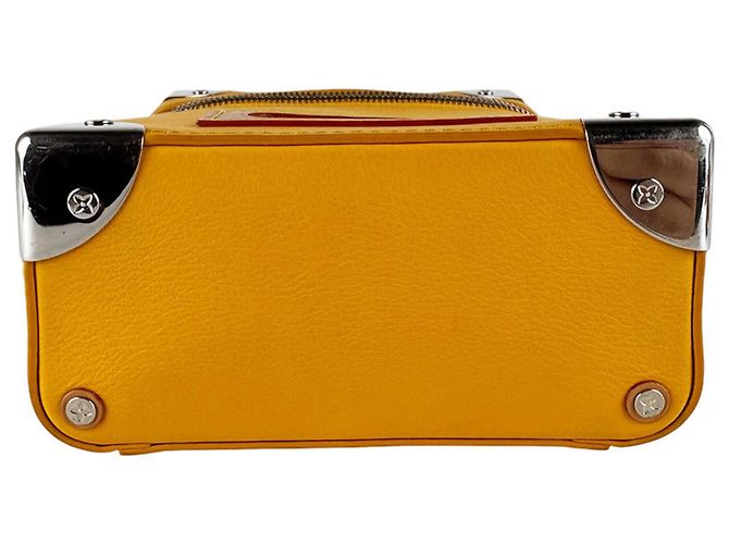 Louis Vuitton Saffron Leather Shoulder Bag Golden - view 4