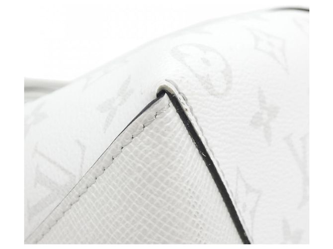 Tote Louis Vuitton Taiga Lama Weekend Bianco - vista 2