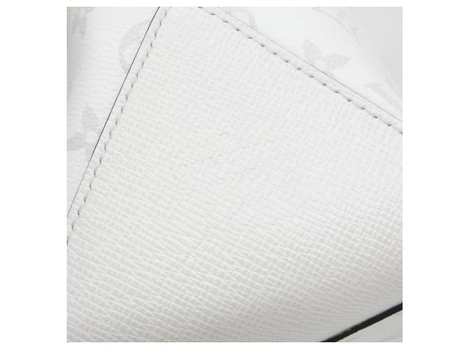 Tote Louis Vuitton Taiga Lama Weekend Bianco - vista 3
