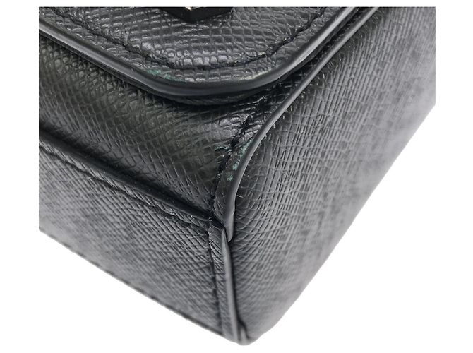 Borsa a tracolla Louis Vuitton Taiga New Flap Messenger Nero - vista 3