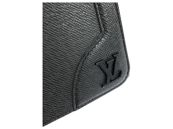 Borsa a tracolla Louis Vuitton Taiga New Flap Messenger Nero - vista 4