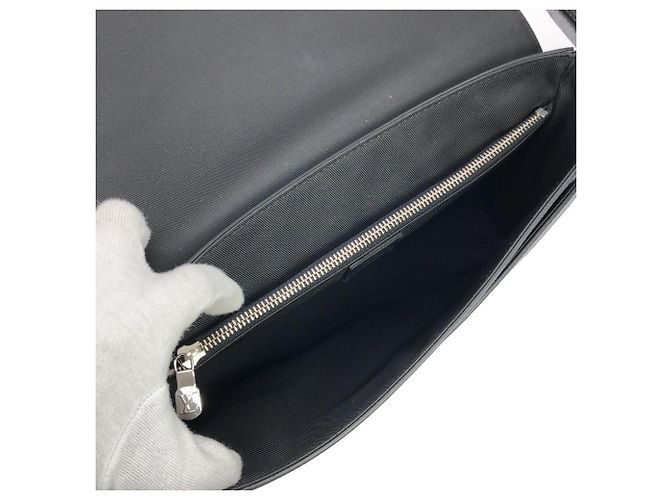 Borsa a tracolla Louis Vuitton Taiga New Flap Messenger Nero - vista 6