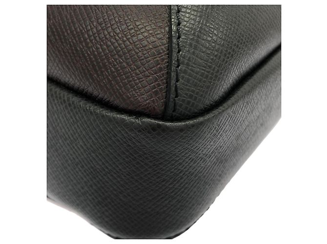 Borsa a tracolla Louis Vuitton Taiga Avenue Nero - vista 3