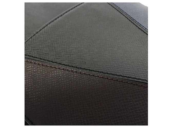 Borsa a tracolla Louis Vuitton Taiga Avenue Nero - vista 4
