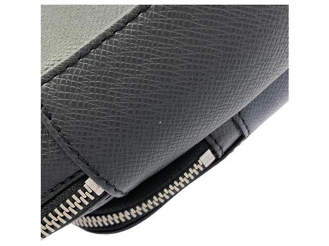Borsa a tracolla Louis Vuitton Taiga Avenue Nero - vista 5