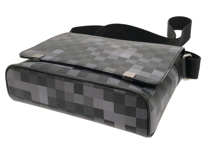 Louis Vuitton Damier Graphite Pixel District PM Schultertasche Damier ebene - Ansicht 3