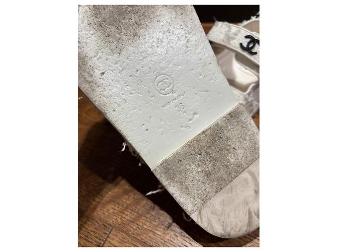 Sandali Chanel in tweed bianco con logo CC - vista 3