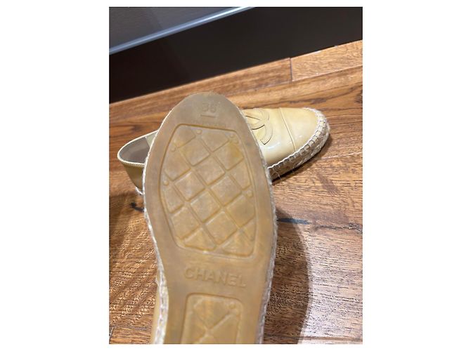 Chanel Espadrilles CC in Vernice - Beige - vista 3