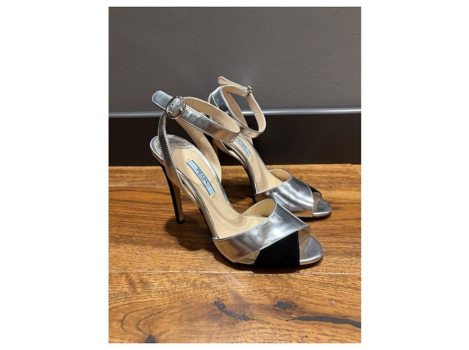 Prada Metallic-Leder und Wildleder-Strap-Heels Schwarz Silber - Ansicht 10