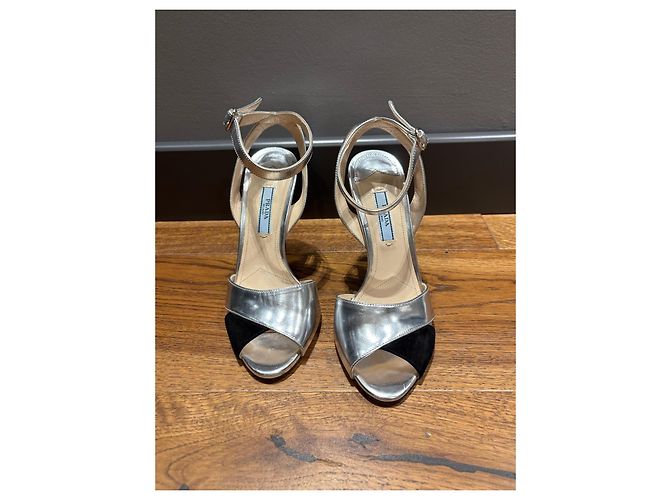 Prada Metallic-Leder und Wildleder-Strap-Heels Schwarz Silber - Ansicht 3