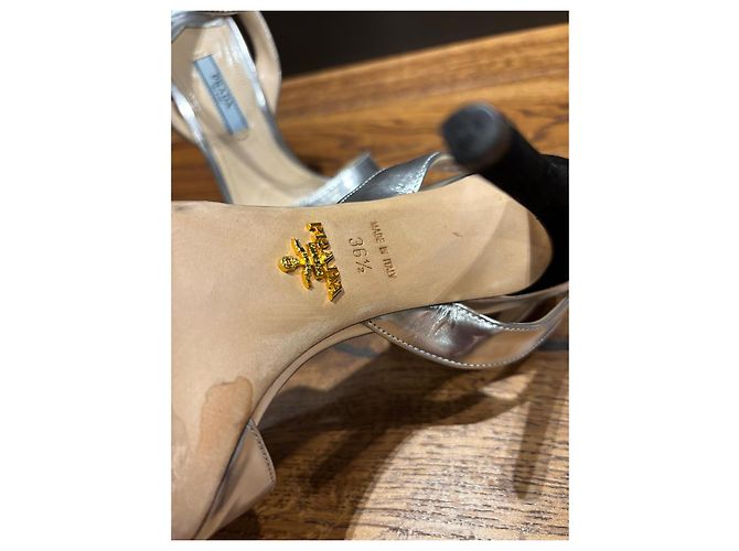 Prada Metallic-Leder und Wildleder-Strap-Heels Schwarz Silber - Ansicht 4
