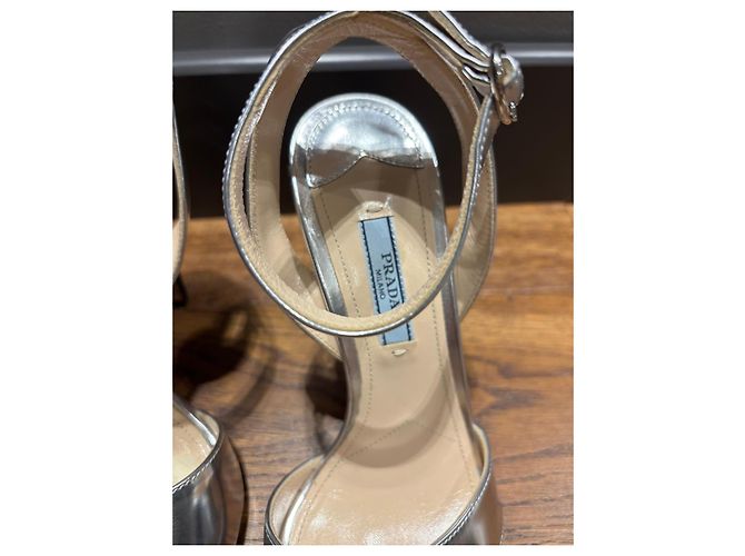 Prada Metallic-Leder und Wildleder-Strap-Heels Schwarz Silber - Ansicht 5