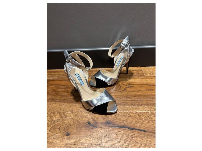 Prada Metallic-Leder und Wildleder-Strap-Heels Schwarz Silber - Ansicht 7