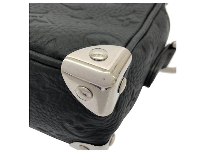 Borsa a tracolla Louis Vuitton Taurillon Monogram Mini Soft Trunk Nero - vista 3