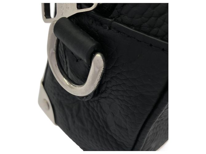 Borsa a tracolla Louis Vuitton Taurillon Monogram Mini Soft Trunk Nero - vista 4