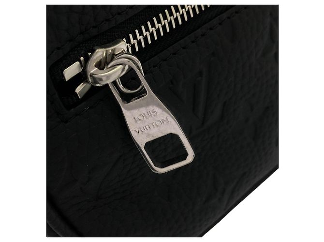 Borsa a tracolla Louis Vuitton Taurillon Monogram Mini Soft Trunk Nero - vista 5