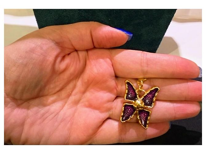 Yves Saint Laurent Pendente a farfalla in metallo dorato e smalto viola D'oro Porpora - vista 5