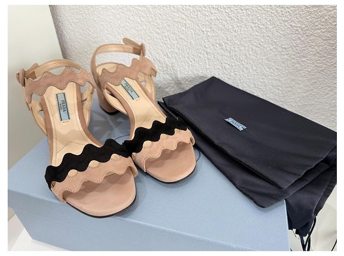 Prada Veloursleder Sandalen mit Blockabsatz - Beige/Schwarz 36.5 - Ansicht 12