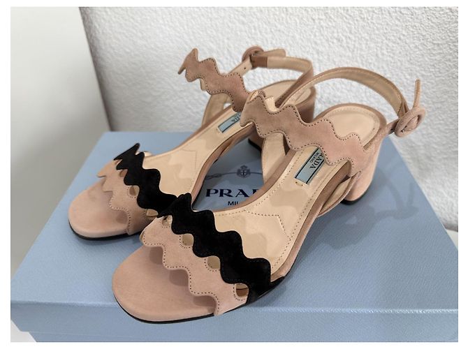 Prada Veloursleder Sandalen mit Blockabsatz - Beige/Schwarz 36.5 - Ansicht 2