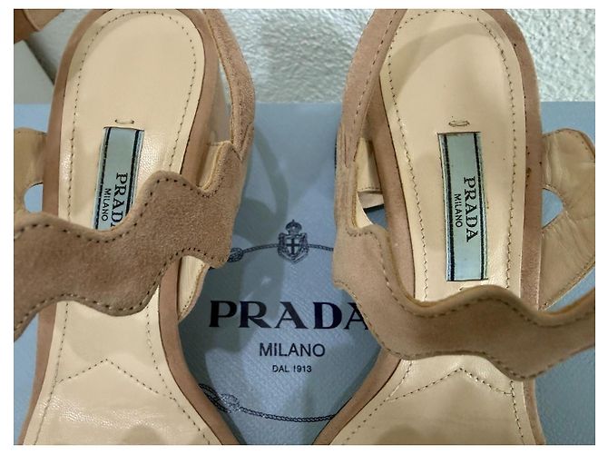 Prada Veloursleder Sandalen mit Blockabsatz - Beige/Schwarz 36.5 - Ansicht 4