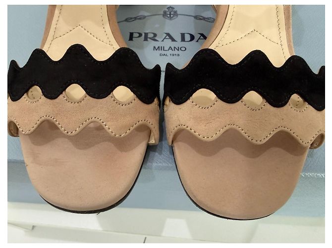 Prada Veloursleder Sandalen mit Blockabsatz - Beige/Schwarz 36.5 - Ansicht 5