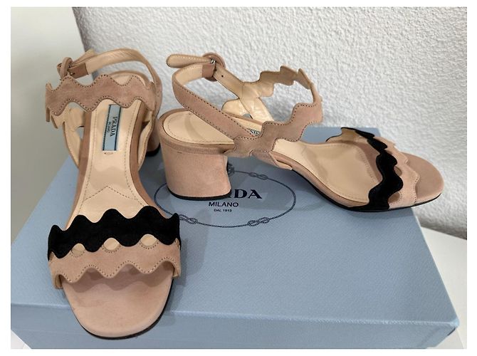 Prada Veloursleder Sandalen mit Blockabsatz - Beige/Schwarz 36.5 - Ansicht 6