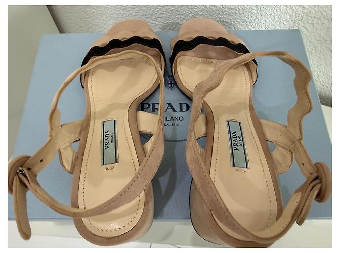Prada Veloursleder Sandalen mit Blockabsatz - Beige/Schwarz 36.5 - Ansicht 8