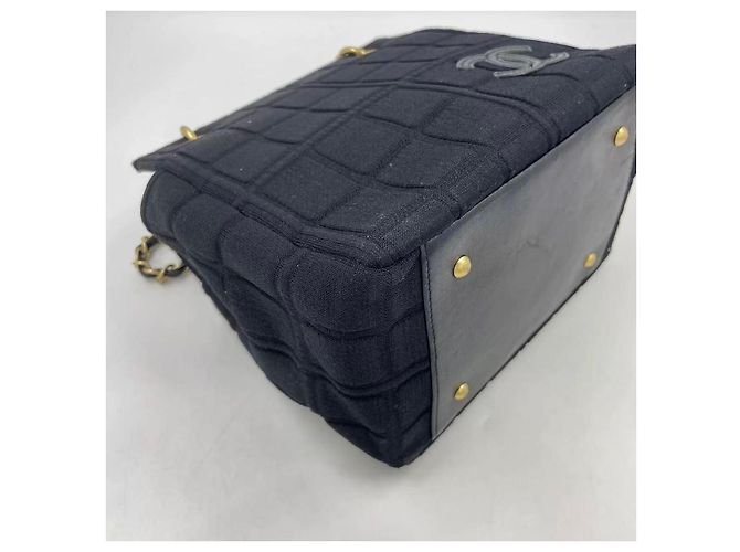 Bolsa de mão Chanel em tecido preto acolchoado com corrente dourada - vista 10