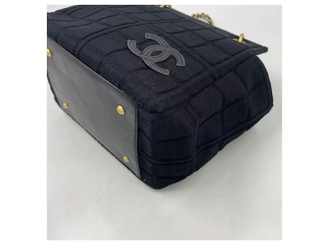 Bolsa de mão Chanel em tecido preto acolchoado com corrente dourada - vista 11