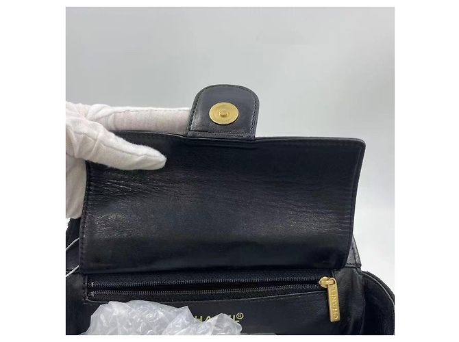 Bolsa de mão Chanel em tecido preto acolchoado com corrente dourada - vista 12