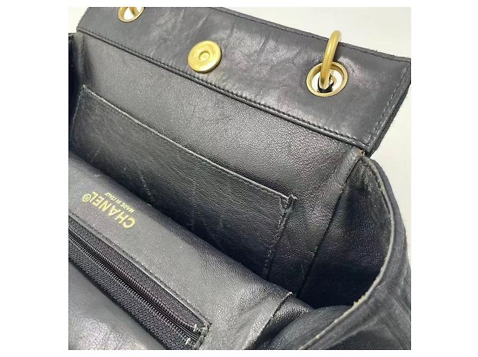 Bolsa de mão Chanel em tecido preto acolchoado com corrente dourada - vista 14