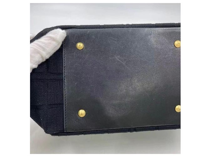 Bolsa de mão Chanel em tecido preto acolchoado com corrente dourada - vista 15
