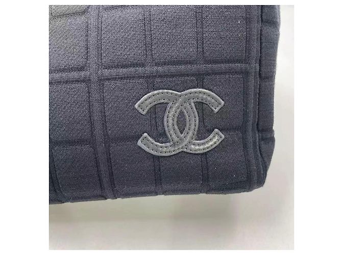 Bolsa de mão Chanel em tecido preto acolchoado com corrente dourada - vista 16
