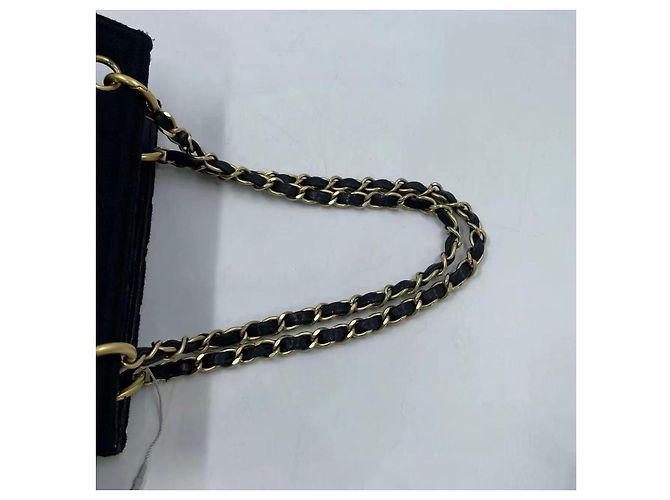 Bolsa de mão Chanel em tecido preto acolchoado com corrente dourada - vista 17