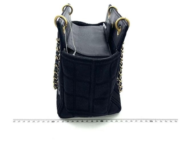 Bolsa de mão Chanel em tecido preto acolchoado com corrente dourada - vista 2