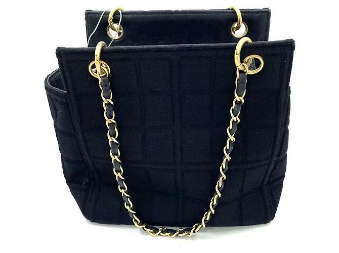 Bolsa de mão Chanel em tecido preto acolchoado com corrente dourada - vista 3