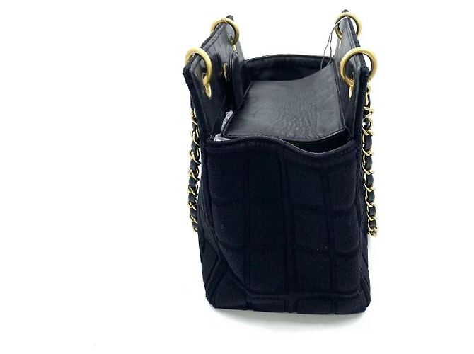 Bolsa de mão Chanel em tecido preto acolchoado com corrente dourada - vista 4