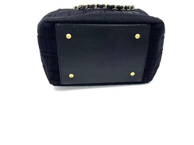 Bolsa de mão Chanel em tecido preto acolchoado com corrente dourada - vista 6