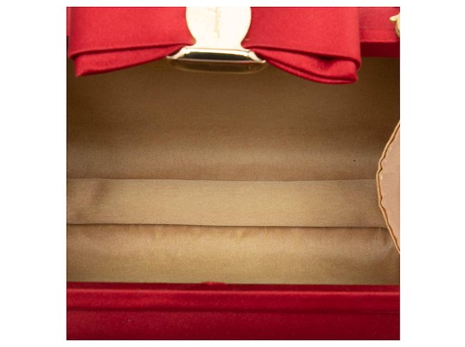 Salvatore Ferragamo Ferragamo Abendclutch aus rotem Satin mit Vara-Schleife und Kette - Ansicht 4
