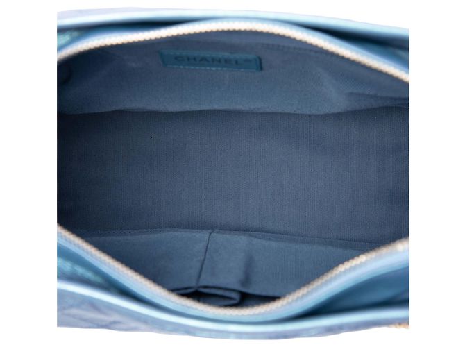 Borsa Chanel Blue Medium Gabrielle Hobo in agnello e vitello trapuntato iridescente Blu chiaro - vista 4