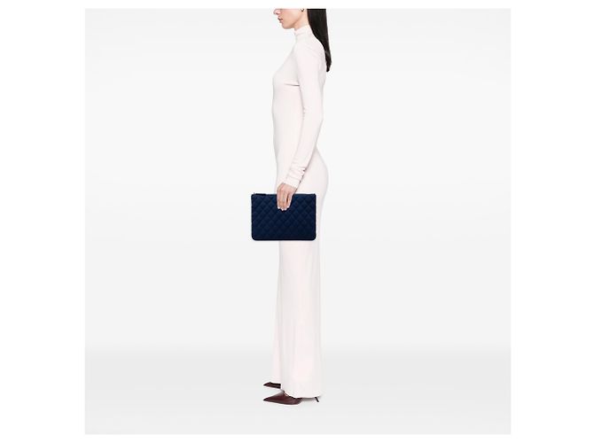 Clutch O Case Chanel Blue Medium in jersey trapuntato Blu scuro - vista 7