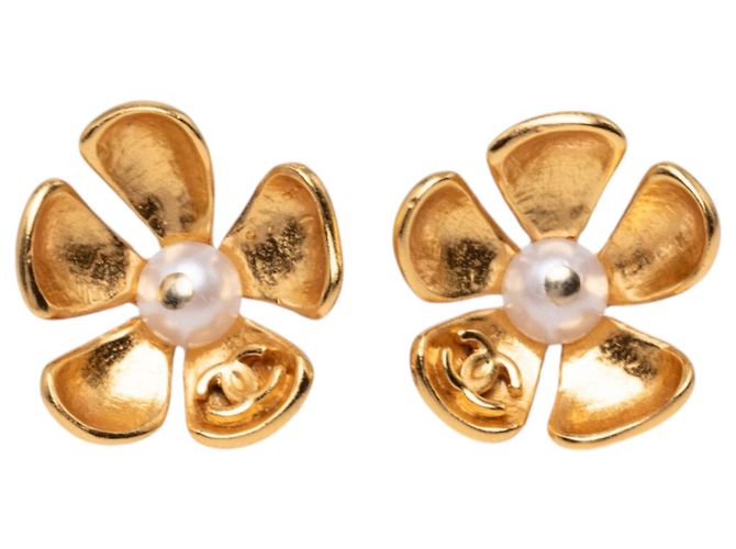 Orecchini a lobo Chanel Gold CC placcati oro con fiore in finta perla e chiusura a pressione D'oro - vista 2