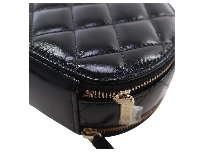 Vanity Beauty case rotondo Chanel Black Quilted Glazed Lambskin Handle With Care con catena Nero - vista 9