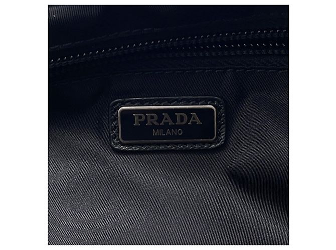 Pochette a mano in nylon nero e pelle Prada - vista 10