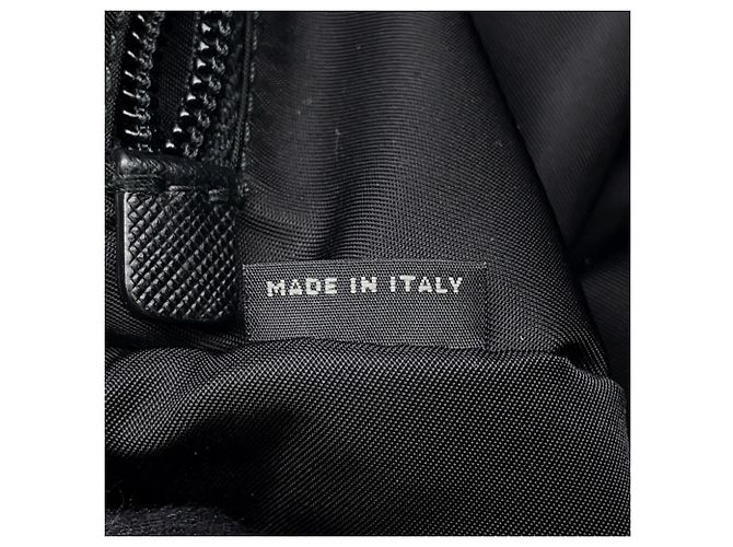 Pochette a mano in nylon nero e pelle Prada - vista 11